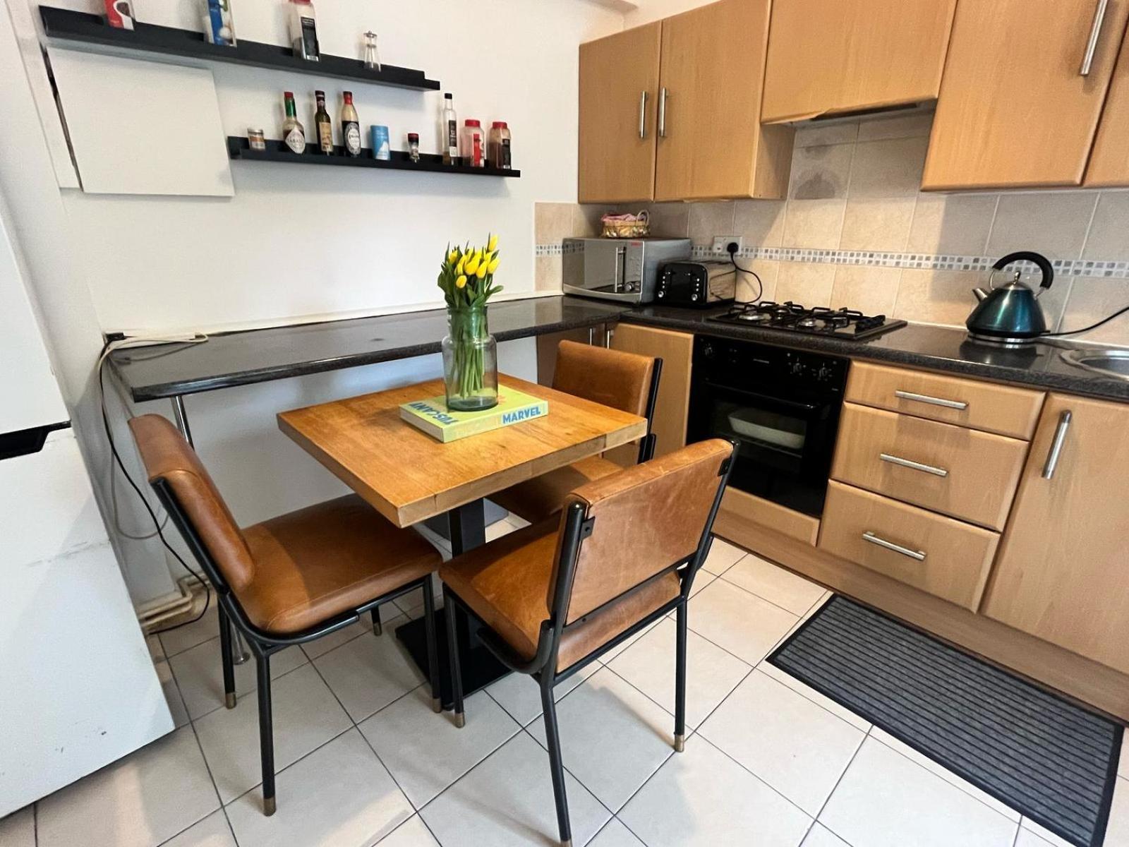 Charming 1-Bedroom Apartment Southfields, Лондон Экстерьер фото